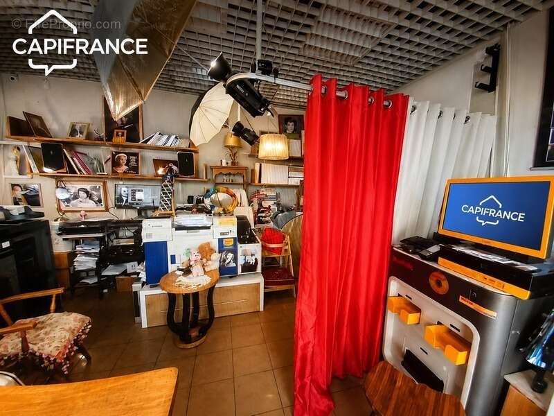 Commerce à PARIS-8E