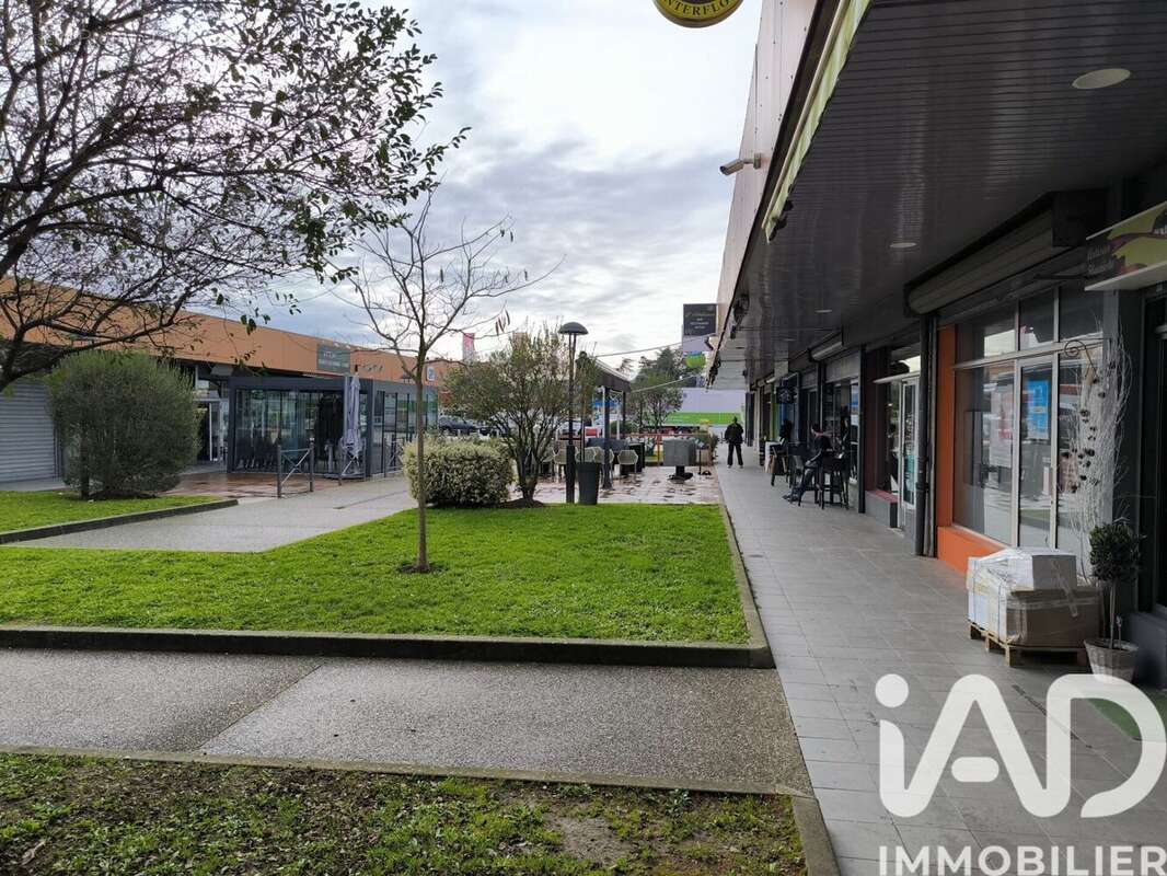 Photo 3 - Commerce à GRIGNY