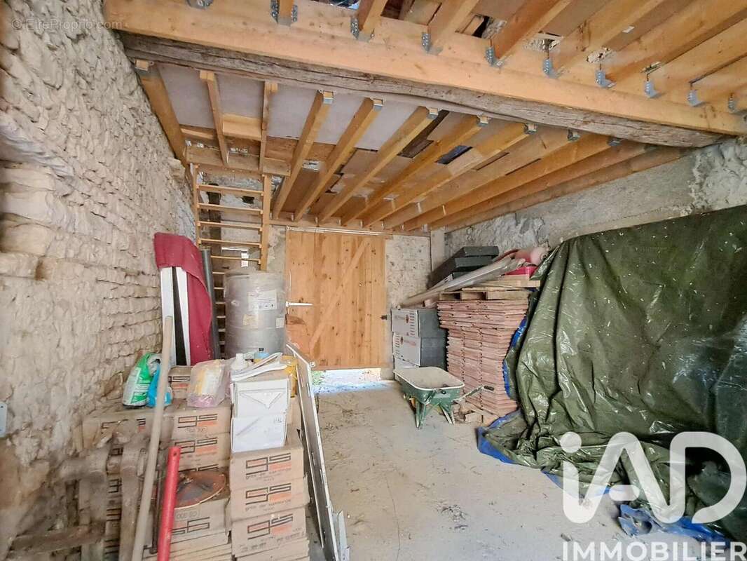 Photo 8 - Parking à COURGIS