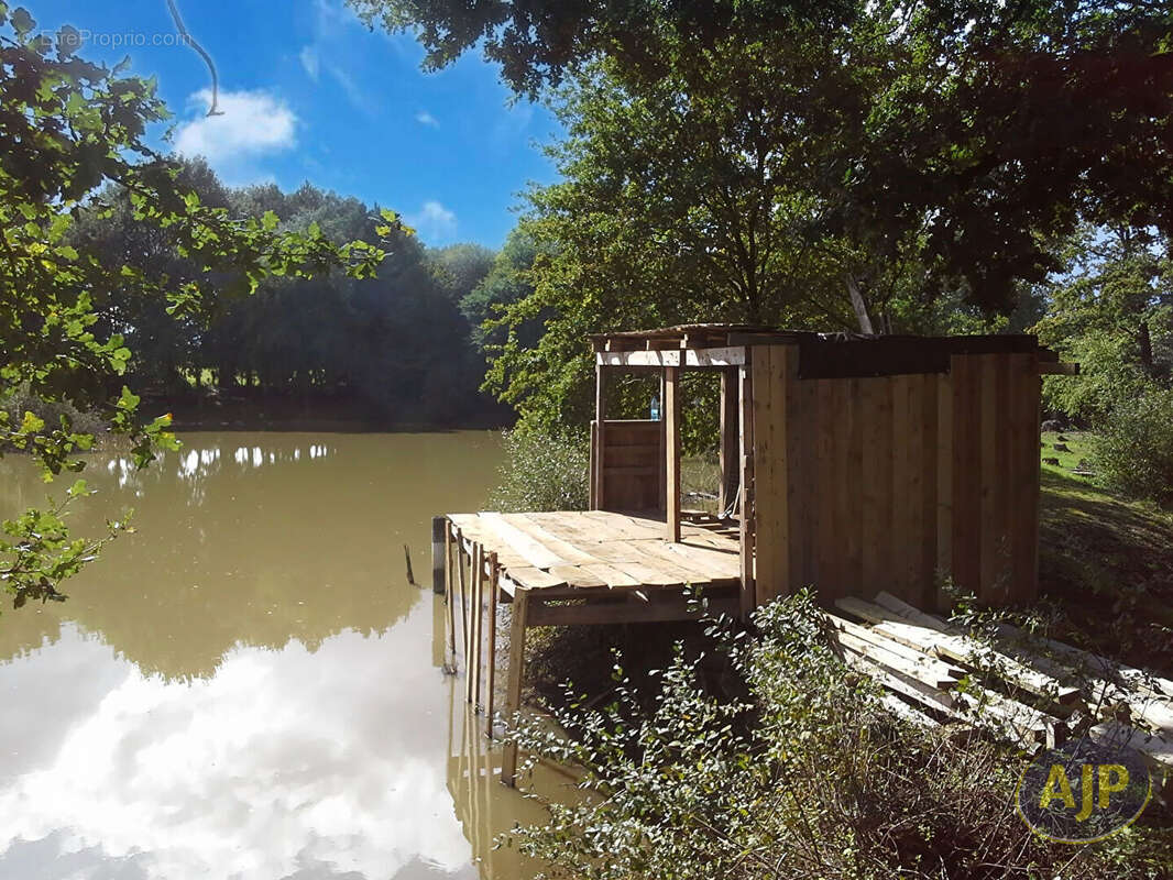 Terrain à SAINT-VINCENT-DES-LANDES