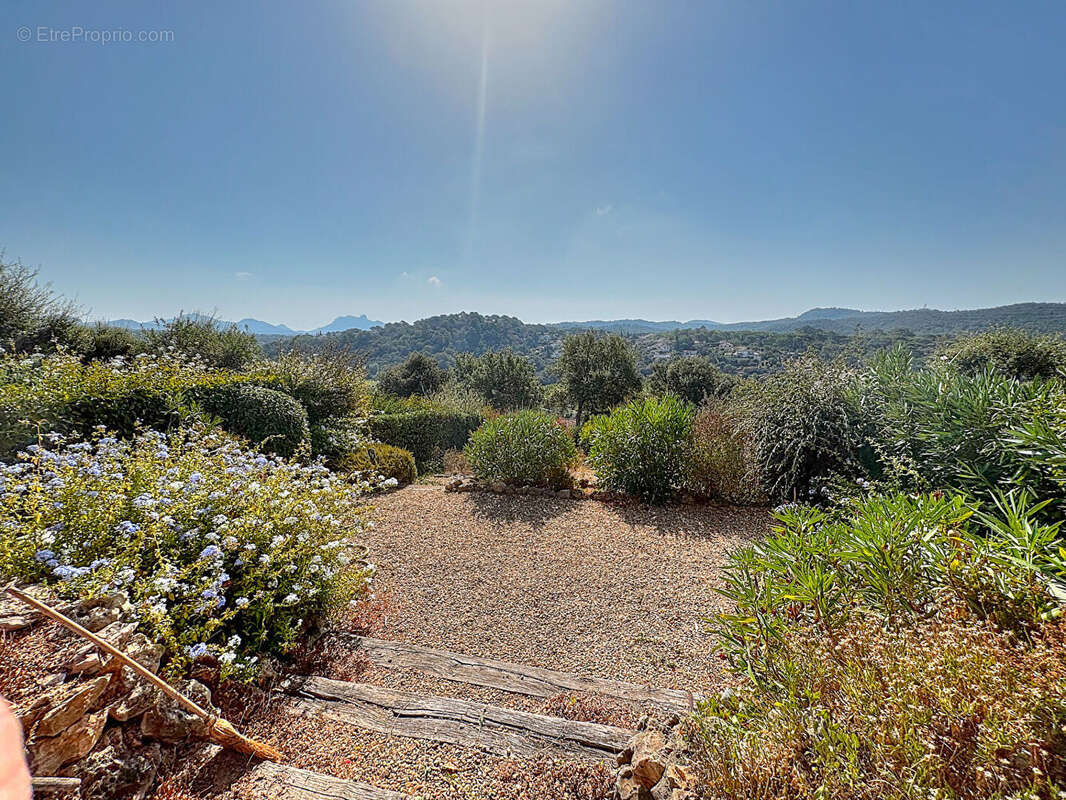 Villa néo-provençale à vendre à Saint-Raphaël avec piscine et vue dégagée - photo 3