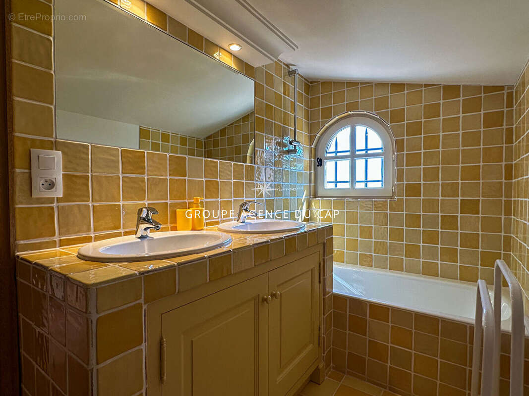 À vendre magnifique villa de type provençal aux issambres 180m2 vue mer sur le golfe de st tropez - photo 11
