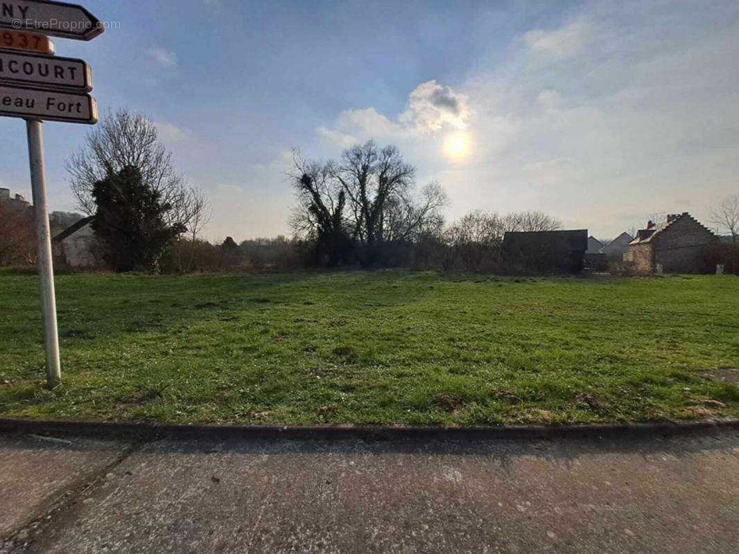 Terrain à COUCY-LE-CHATEAU-AUFFRIQUE