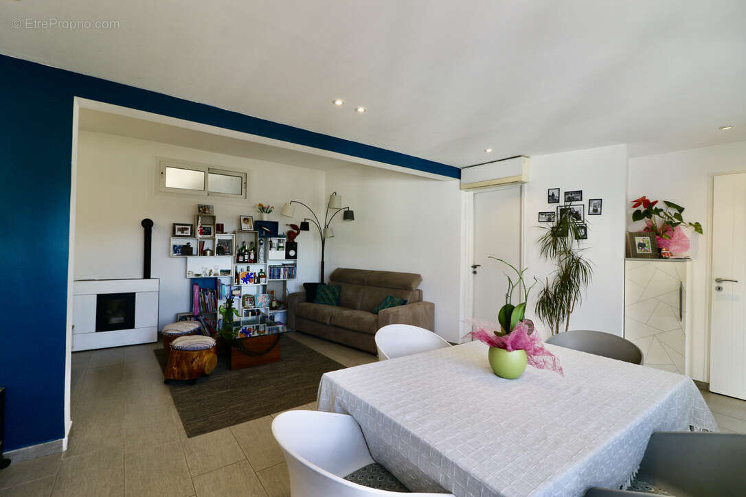 EXCLUSIVITÉ - LA TURBIE - Charmante maison de village avec garage - photo 2