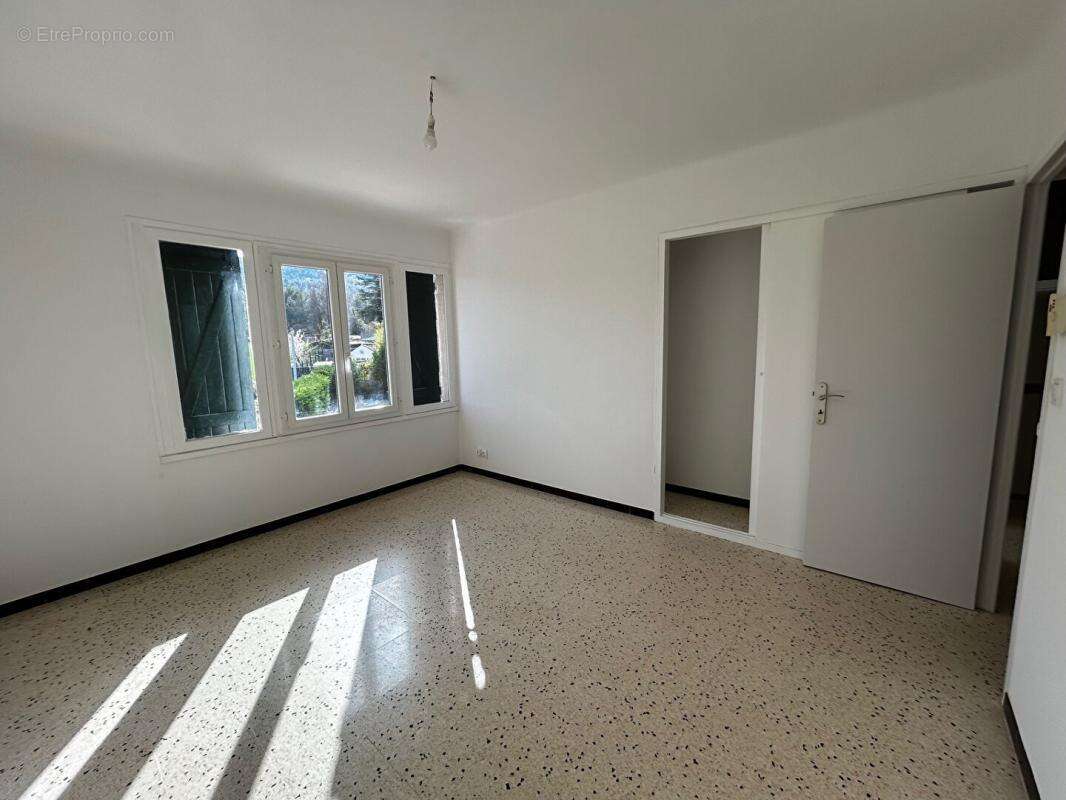 Maison à LE PUY-SAINTE-REPARADE