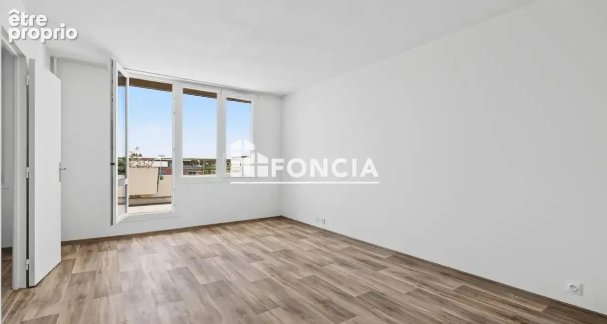 Opportunité : appartement T3 rénové avec balcon et parking, avenue Carnot à Trappes, aux portes de la gare - photo 4