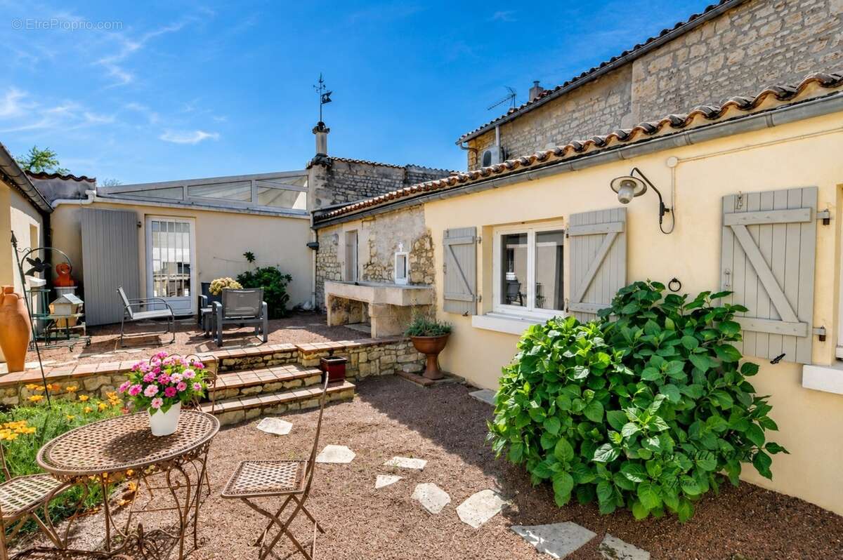 Maison de caractère-4ch+bur-à 500m de Fontenay (85) - photo 5