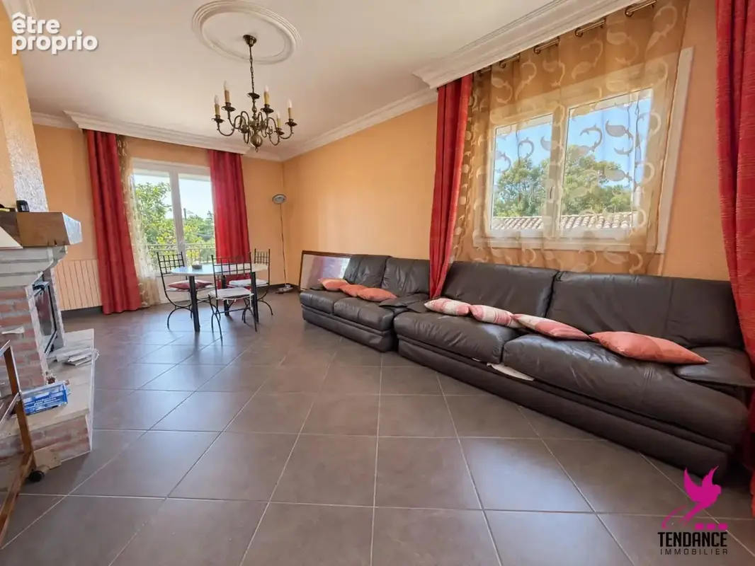 Maison 180 m² avec  Garages et dépendances. - photo 5