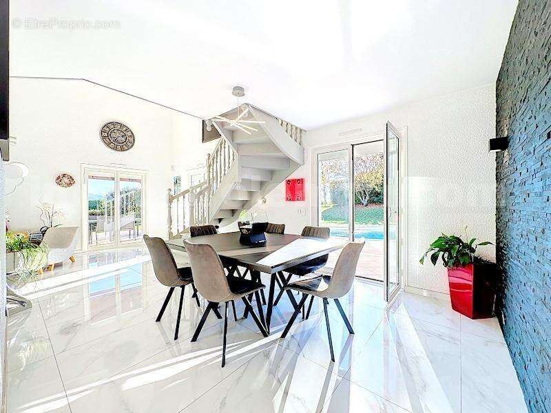 MAISON_INDIVIDUELLE_FILLINGE_5_PIECES_RARE_FRONTIERE_SUISSE_GENEVE_TRAM_CEVA_BUS_TRANSPORT_SUPERBE_BEAUX_VOLUMES_STANDING_CUISINE-AMÉRICAINE_SEJOUR_ENTREE - Maison à FILLINGES