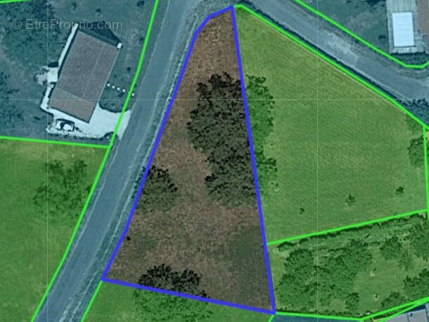 Terrain à SAINT-JULIEN-DE-LAMPON