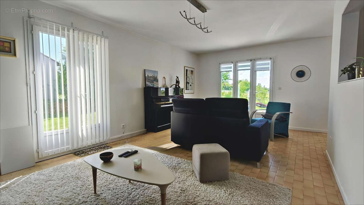 Maison à SAINT-SEURIN-DE-CURSAC