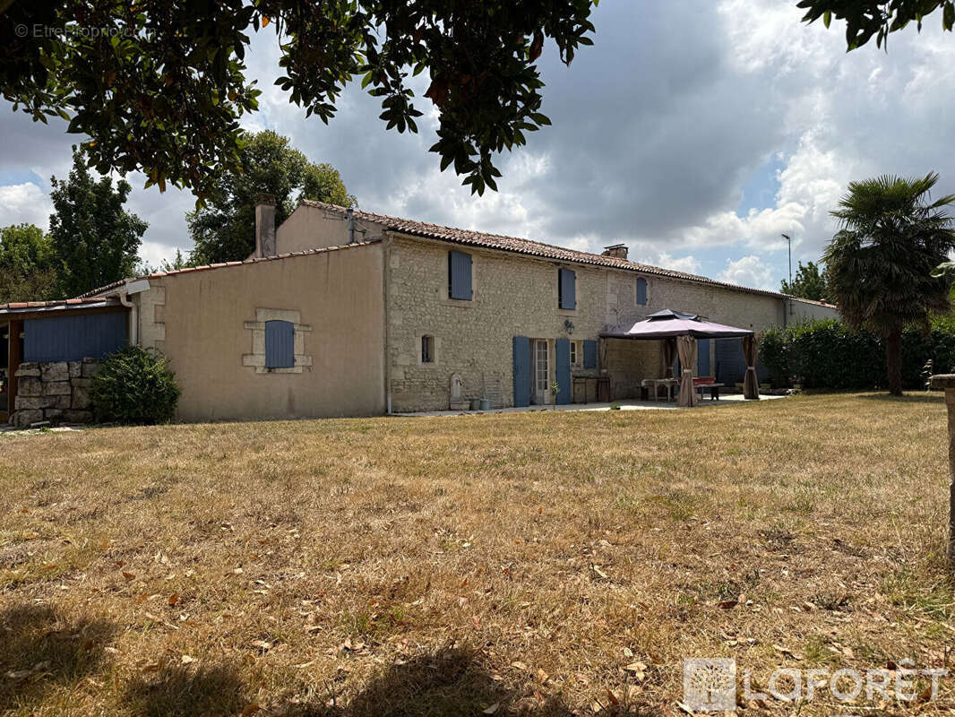 Exclusivité laforet  - maison de caractère - 4 chambres - grand terrain - proche saintes - photo 13