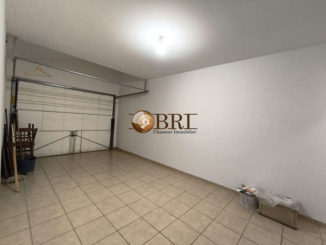 garage carrelé - Appartement à SAINT-JEAN-DE-SOUDAIN