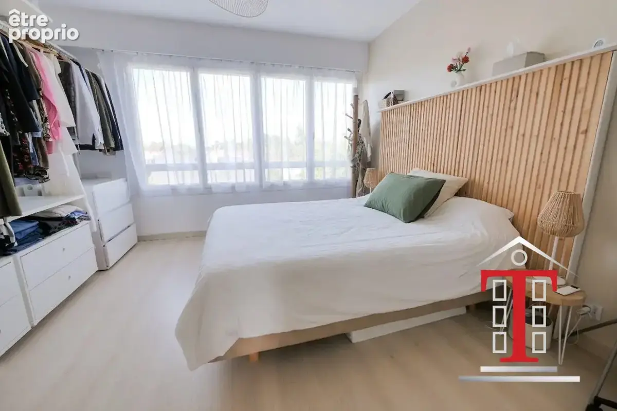 Chambre moderne avec rangements