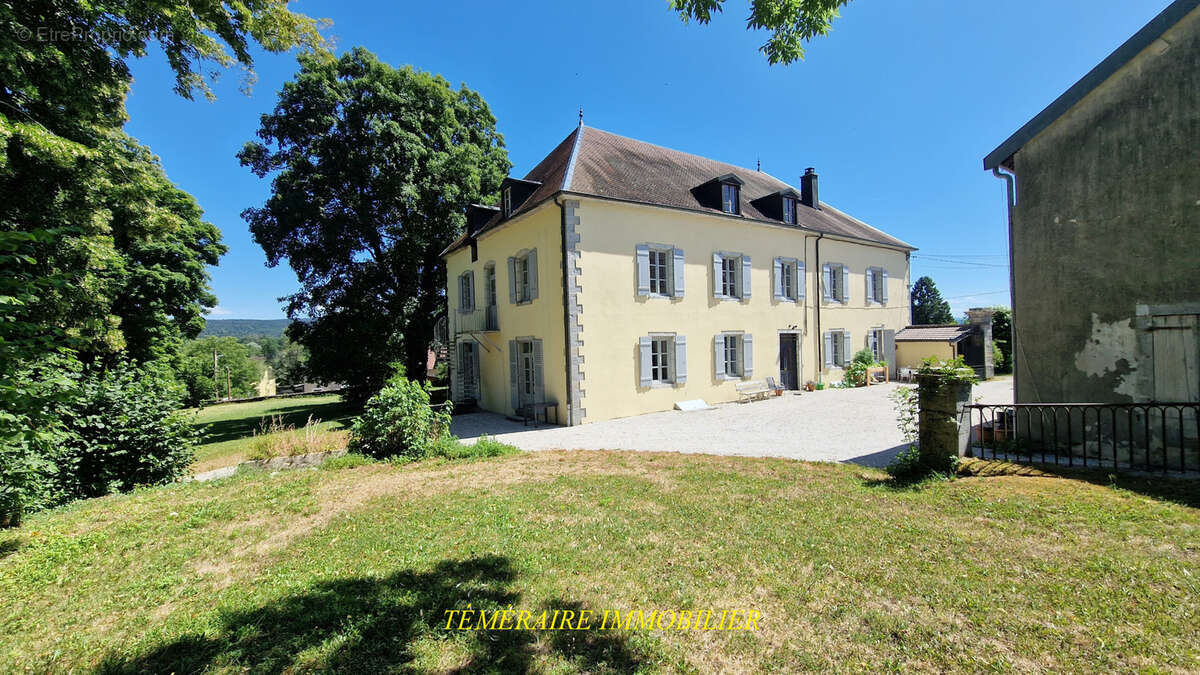 A 15 mn de Champagnole - Propriété du 18ème siècle de 570m2 - photo 5