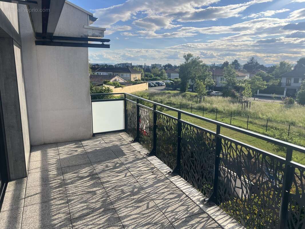 Appartement à MEYZIEU
