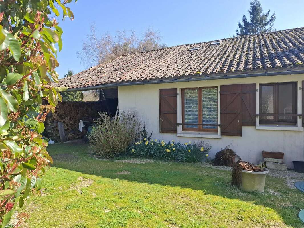 Maison à CLUSSAIS-LA-POMMERAIE