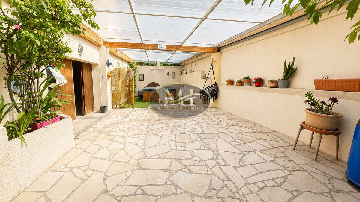 Maison familiale T5   134,5 m2   Dépendance / Studio - Martigues - photo 2
