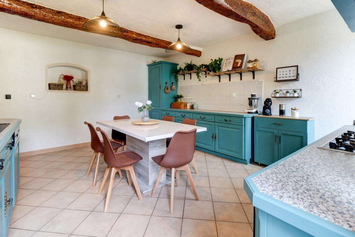 Maison à CHATEAUNEUF-VILLEVIEILLE