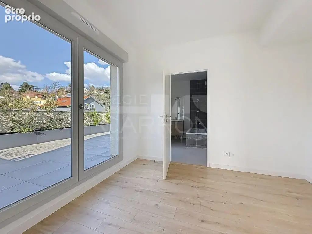 Crepieux centre village t4 78m² + terrasse 110m² 2 stationnements 440000€ - photo 5