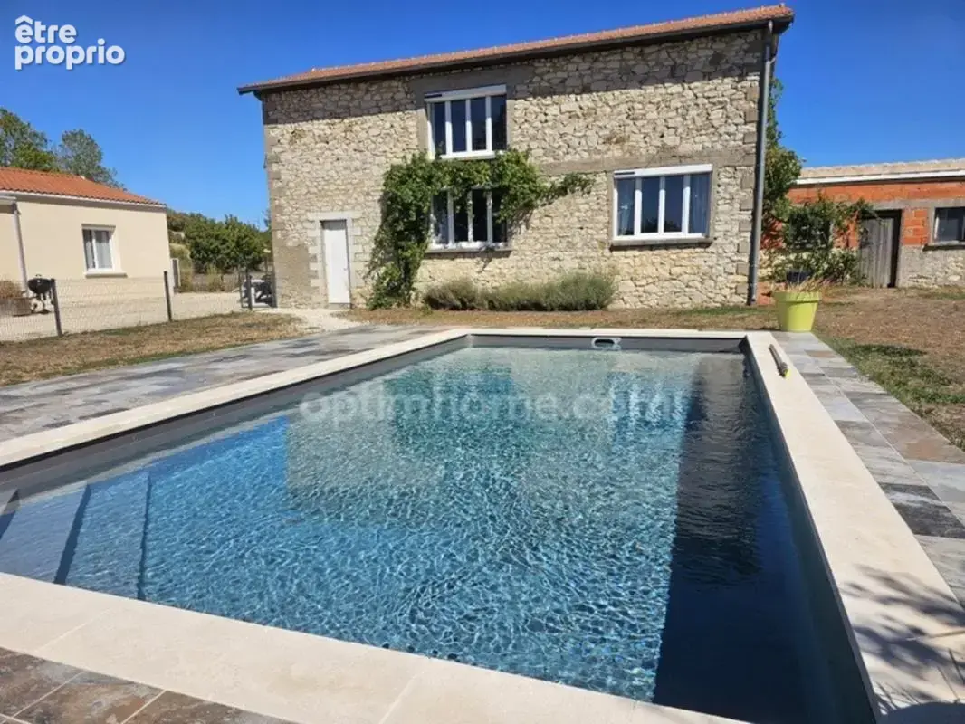 Maison à MAGNAC-SUR-TOUVRE