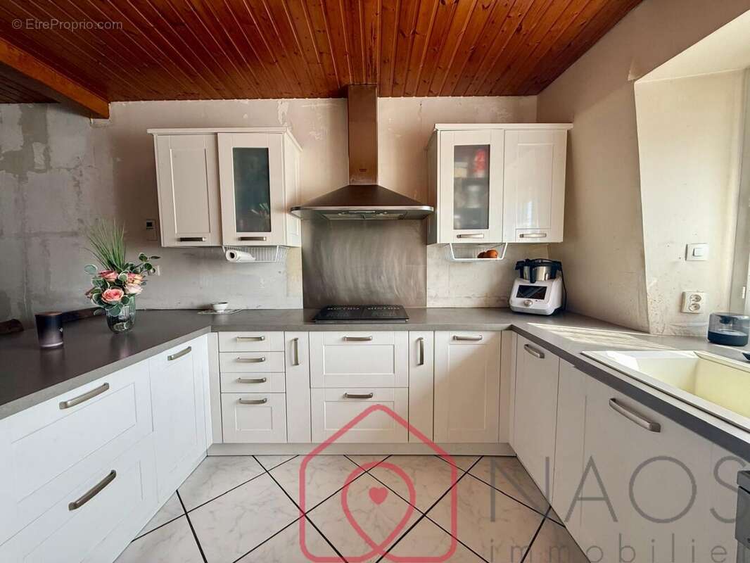 Maison de caractère de 200 m2 avec grange : un bien rare aux beaux volumes - photo 3