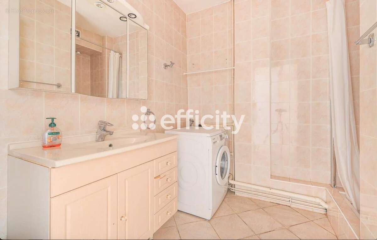 Appartement à COURBEVOIE