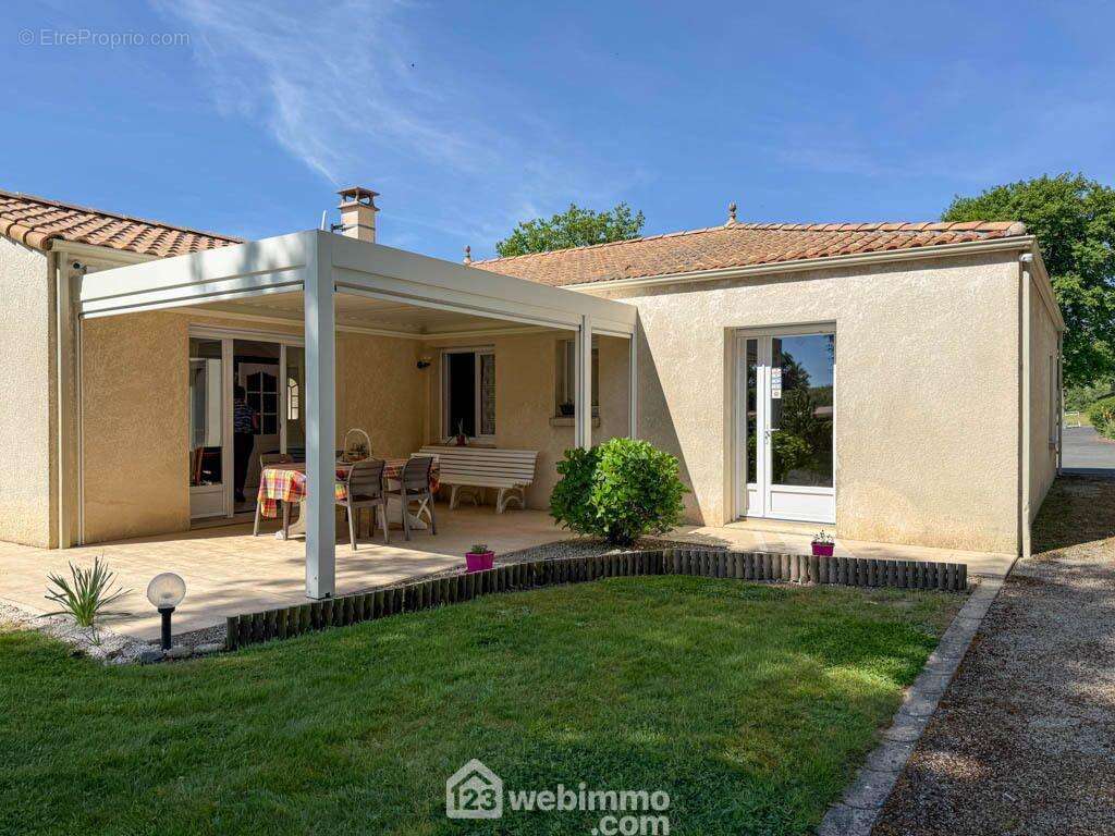 et donne sur une terrasse avec pergola bioclimatique. - Maison à SAINT-PROUANT