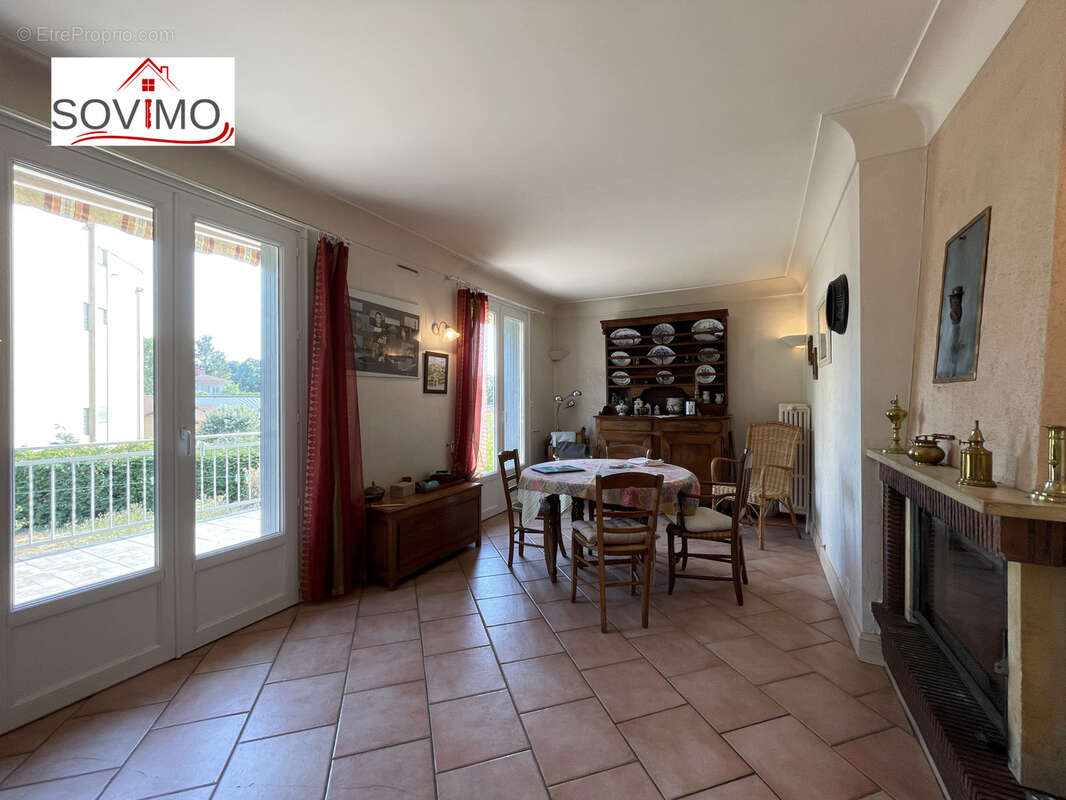 Rare en centre ville, maison familliale avec vue, dépendances et terrain clos de 817 m2. - photo 4