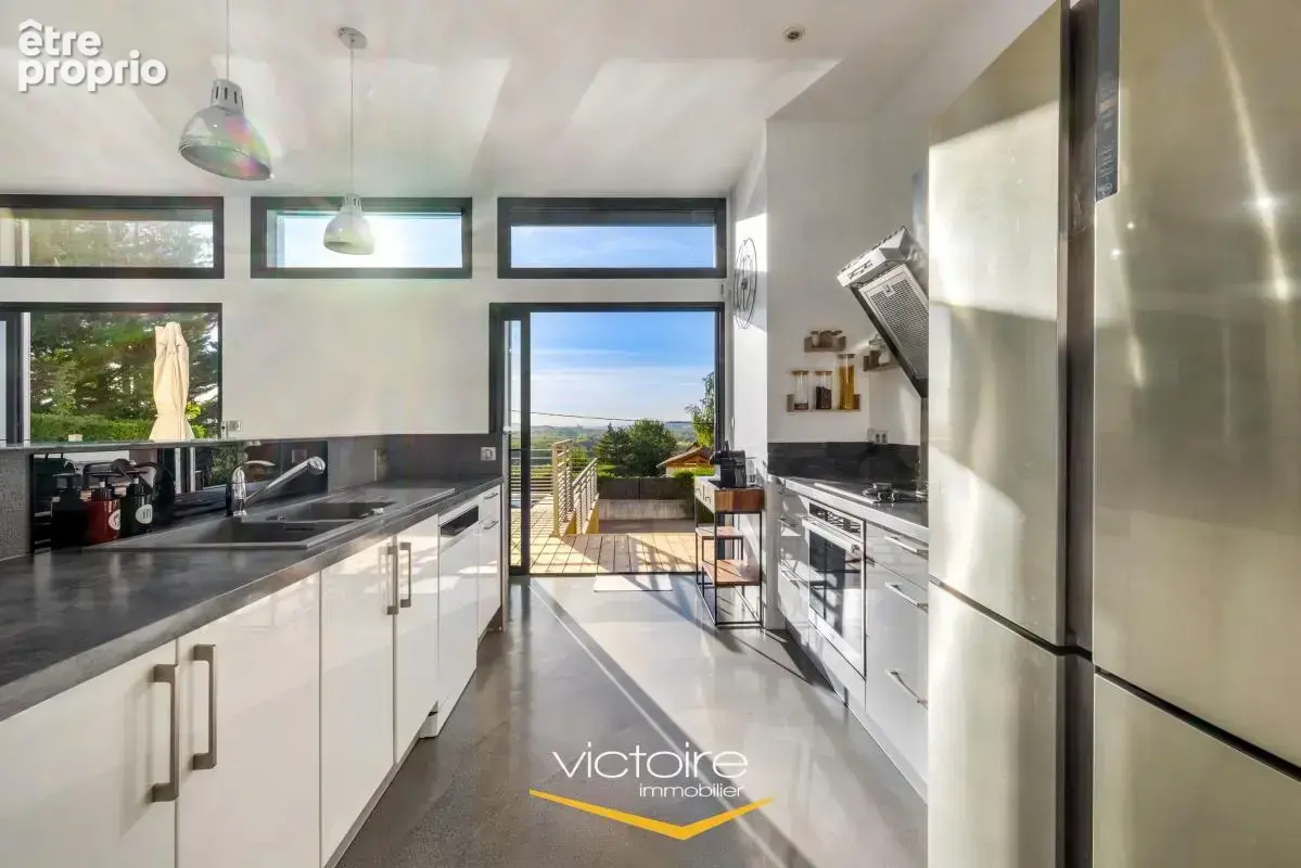 Bourgoin-Jallieu, Mozas – Maison contemporaine de 5ch, 166 m² avec vue incroyable, piscine chauffée et DPE B - photo 7