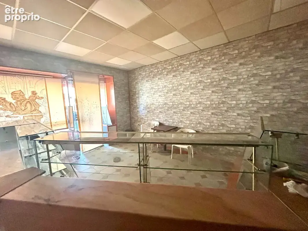 Local commercial de 55m² avec cave de 50m² environ - photo 3