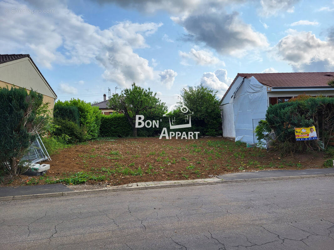 Terrain à SAINTE-MARIE-AUX-CHENES