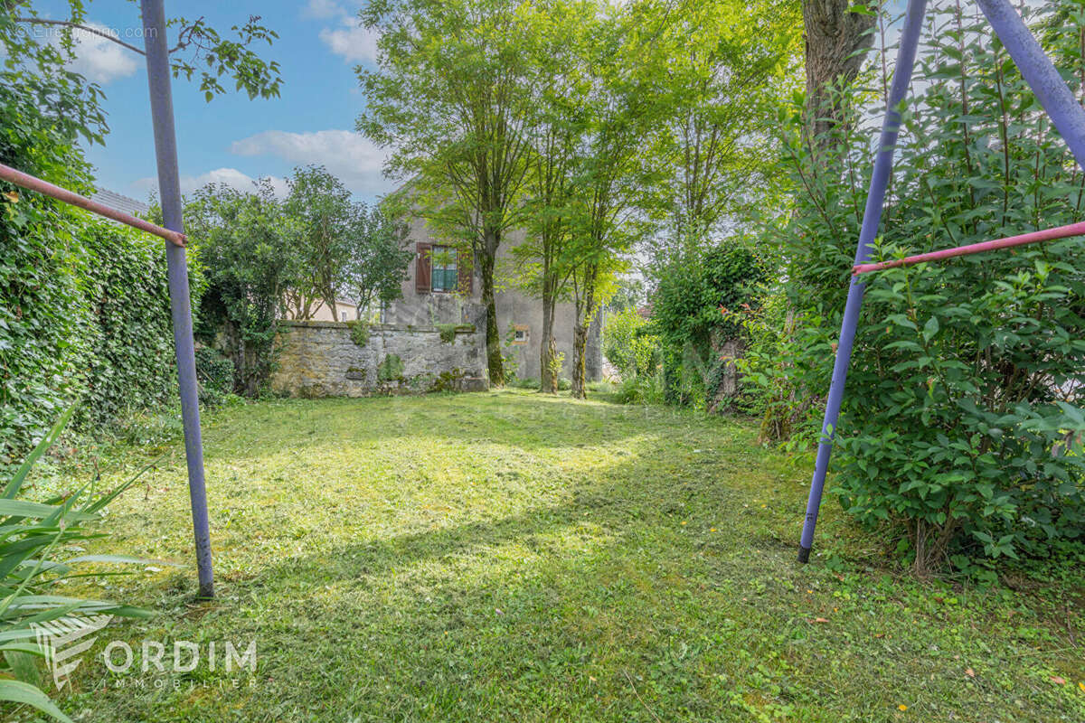 Maison au calme avec terrain agréable, en excellent état - photo 14