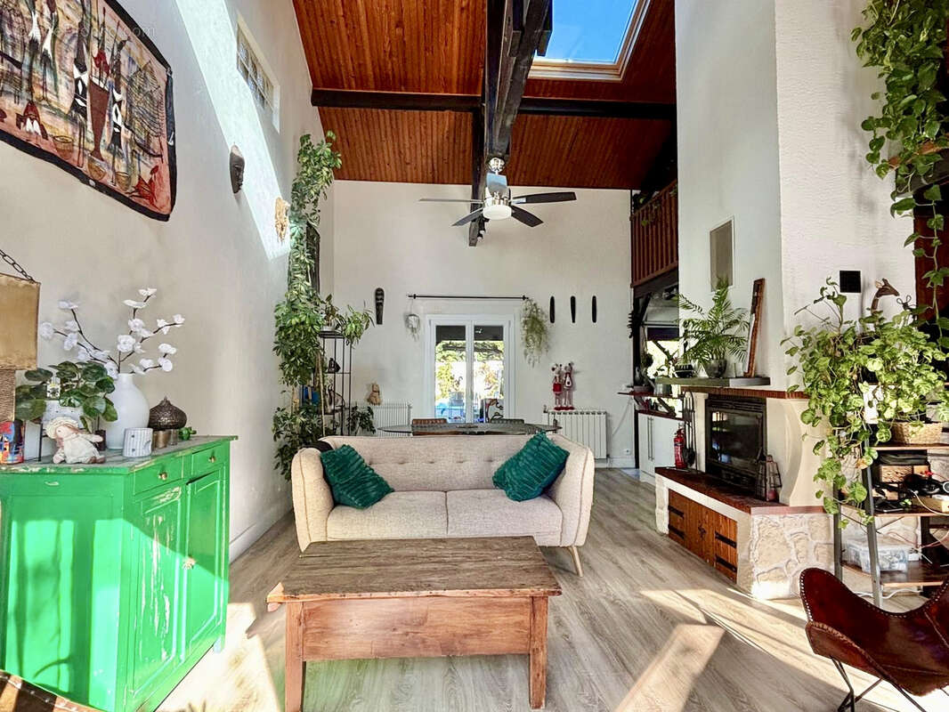 St JEAN D'ILLAC - Maison de charme 124m2 avec grand jardin arboré, piscine et garage - photo 2