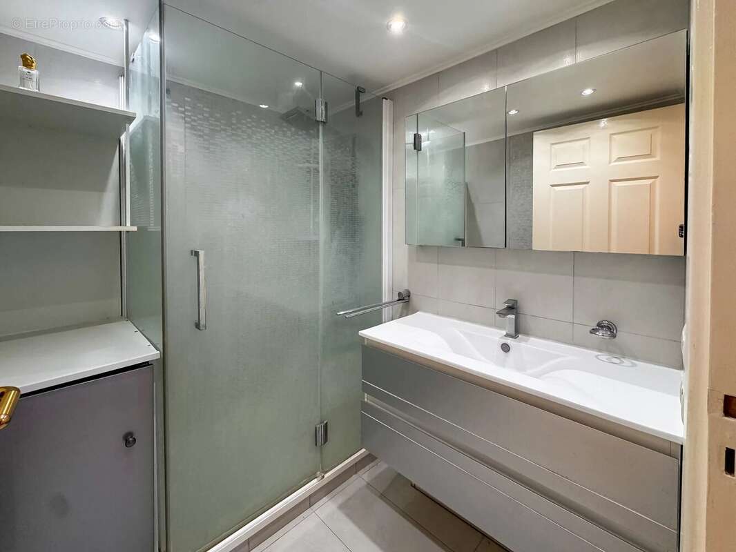 Appartement à SAINT-LAURENT-DU-VAR