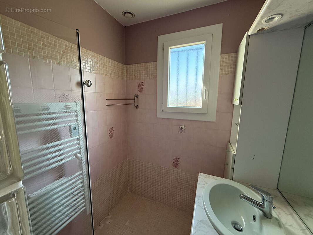CANCON, dans un lotissement tranquille venez découvrir cette maison semi-enterrée de 75m2 avec deux chambres. La maison possède  - photo 7