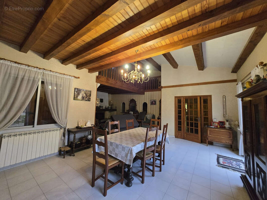 Maison à VIC-LA-GARDIOLE