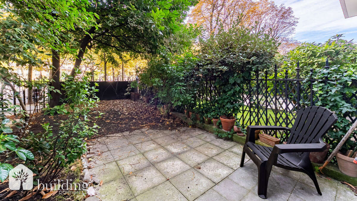 Paris 16ème-Avenue Henri Martin - 2 pièces avec jardin privatif et 3 m de hauteur sous plafond 34 m² avec 43 m² de jardin. - photo 11