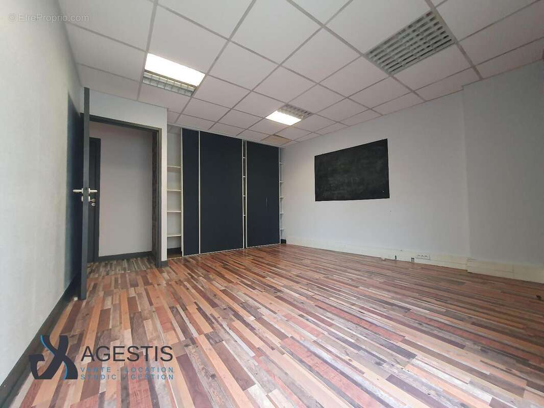   - Commerce à CASTRES