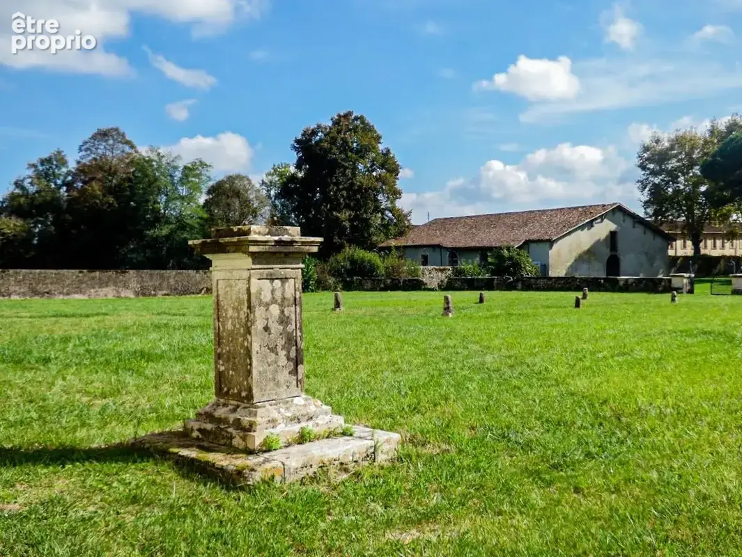 Château féodal au coeur des Landes sur 3,5 hectares - photo 9