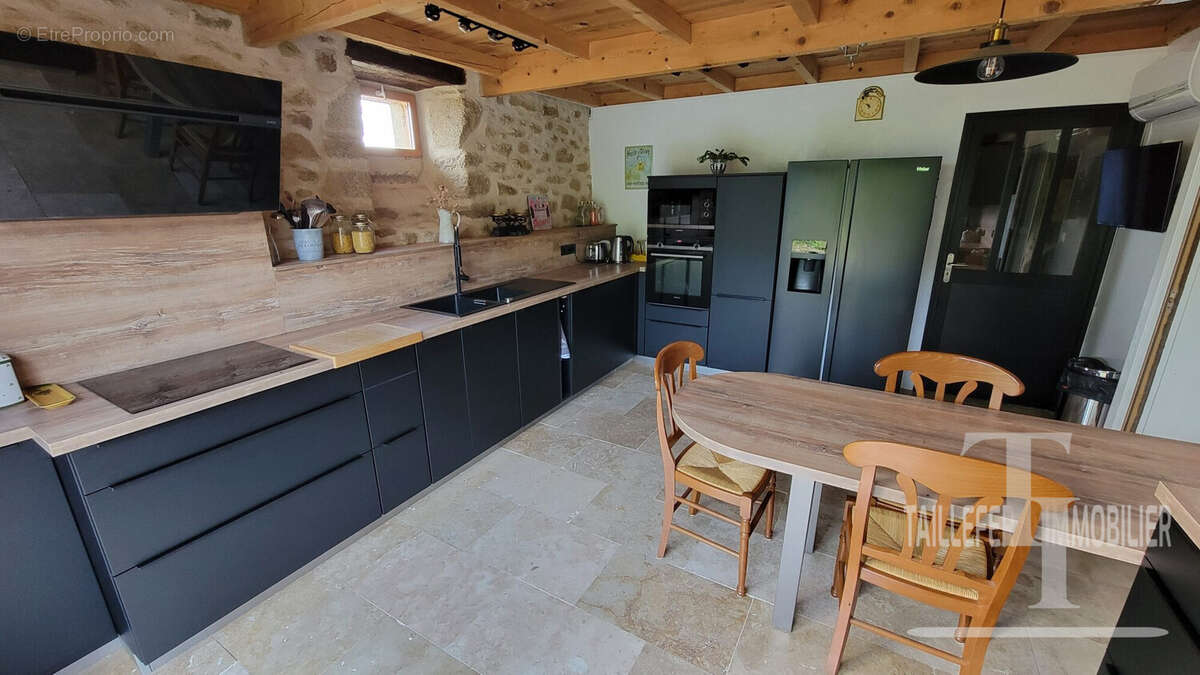 Maison 260 m² à Saint-Saud-Lacoussiere  - photo 9