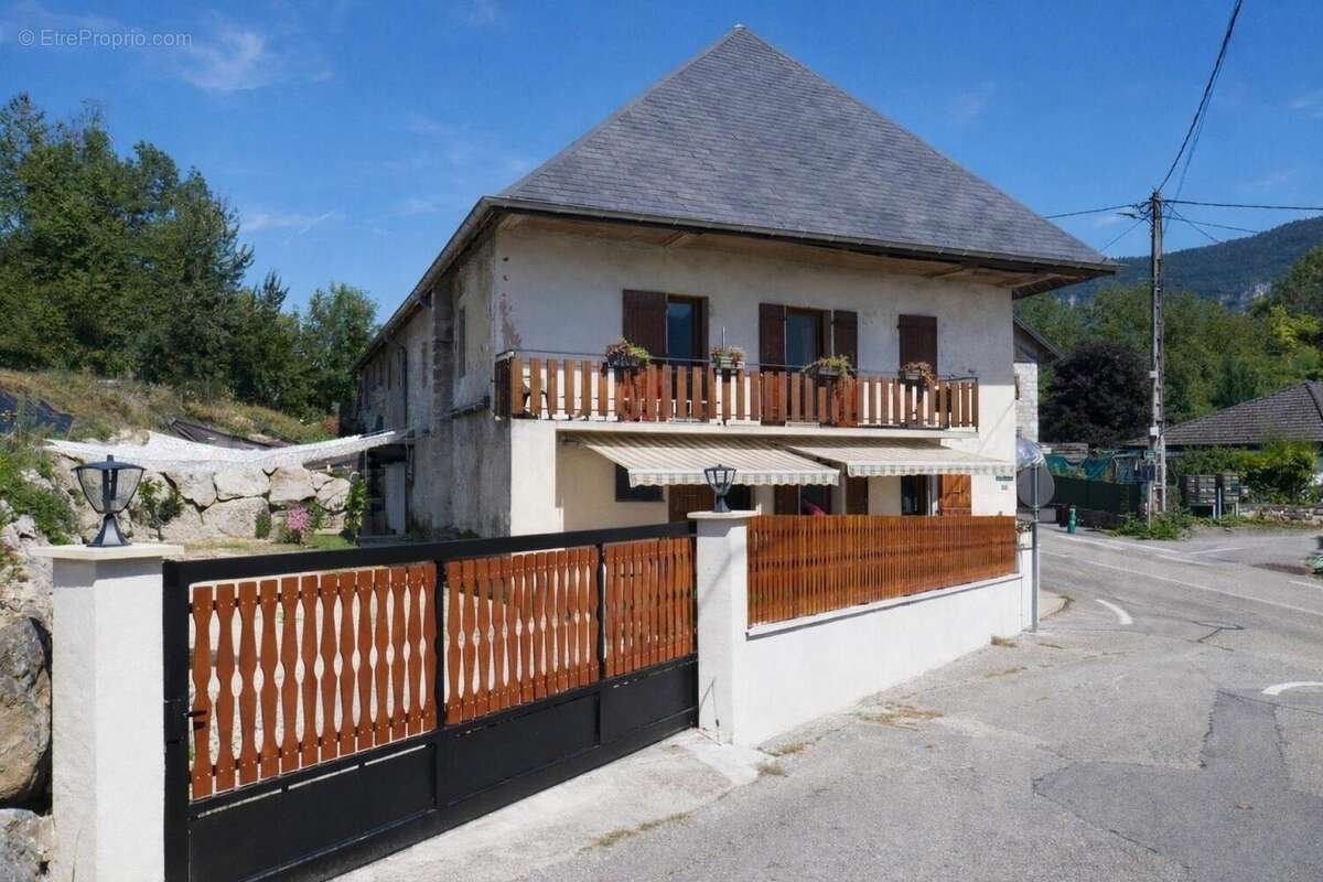 Maison 130 m² à Saint-Ours  - photo 2