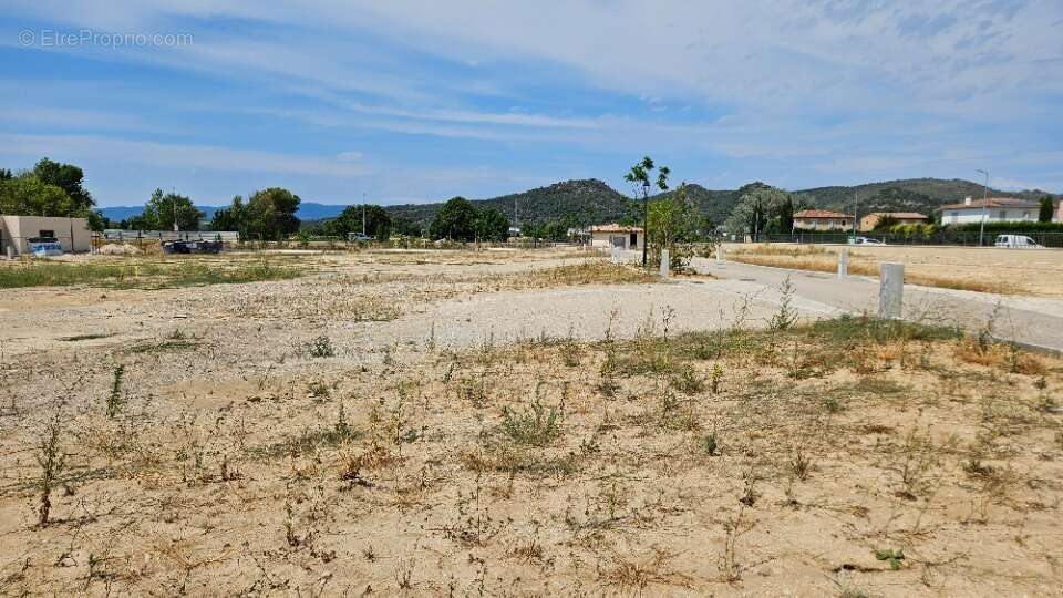 Terrain à PEYROLLES-EN-PROVENCE