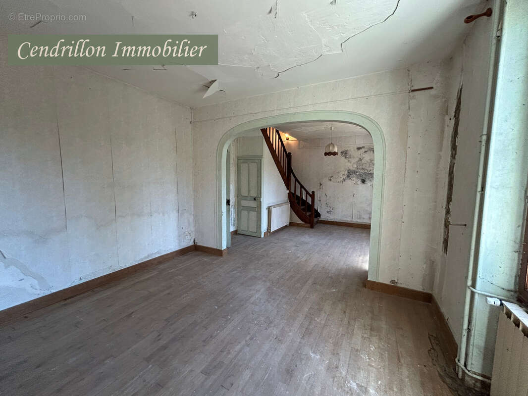 Maison de bourg à rafraîchir, mitoyenne d'un coté, 3 chambres, ~92m2 habitables, sur 438 m2 de jardin - photo 7