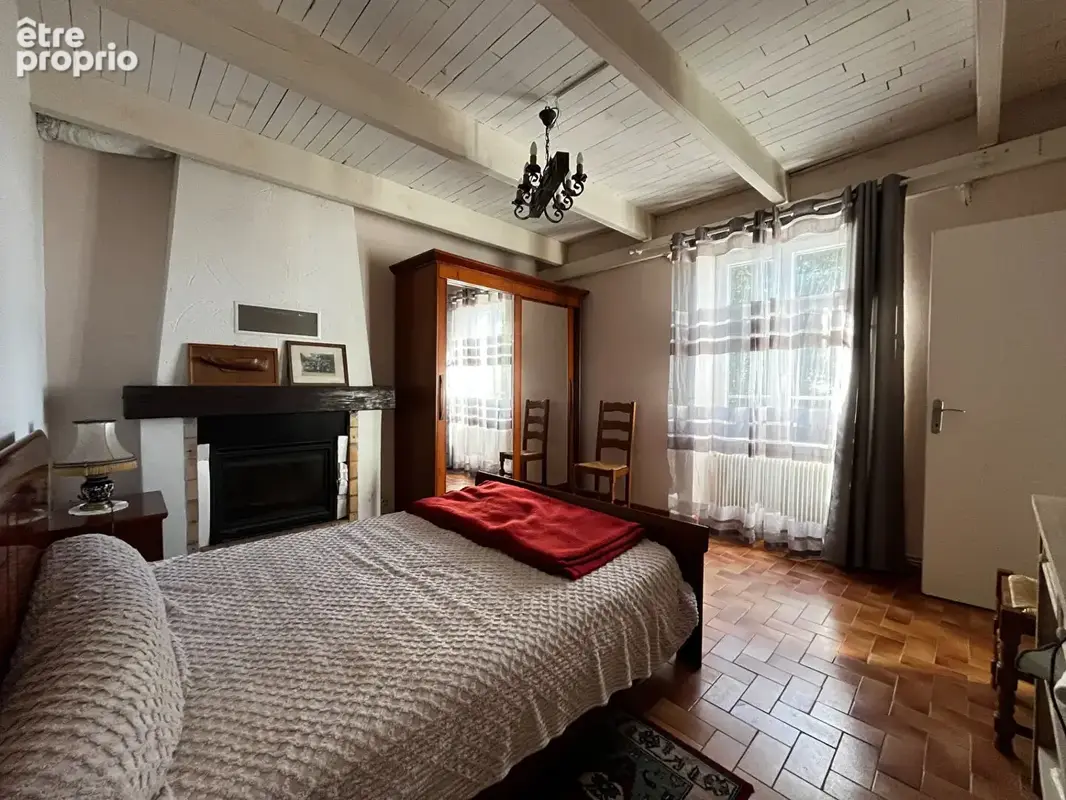 A VENDRE A SAINT-YVI - Ancienne ferme avec deux habitations, dépendances et plus de 6 000 m² de terrain - photo 8