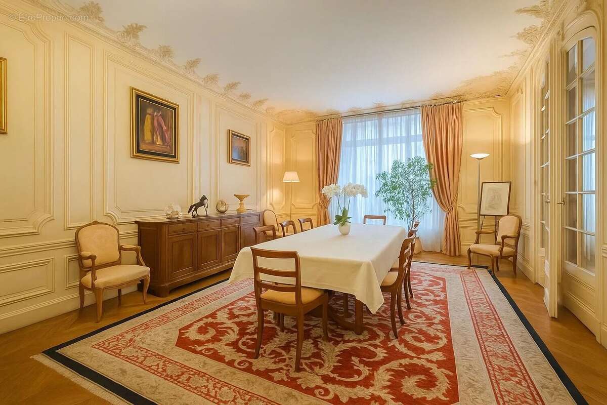 Appartement à PARIS-16E