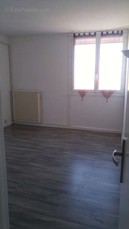 Appartement à BAGNOLS-SUR-CEZE