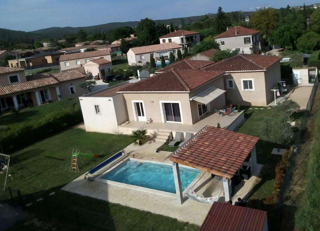 Maison à SAINT-JULIEN-LES-ROSIERS