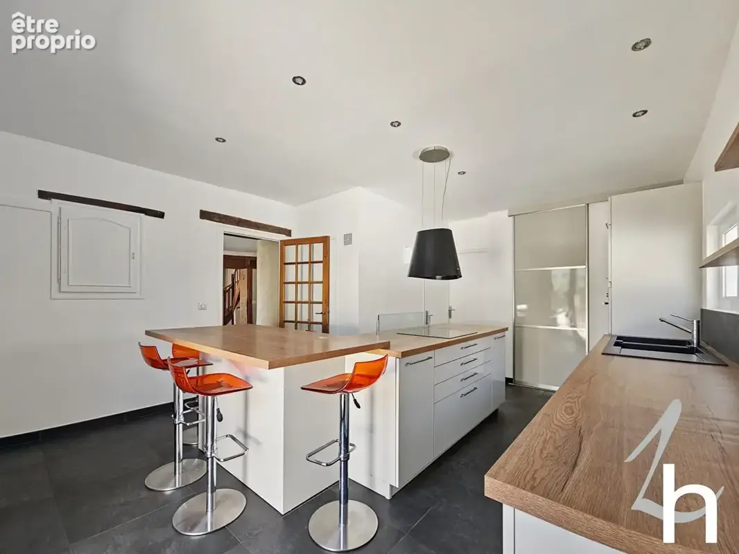 Maison ancienne - 5 chambres - grand garage -  annexes - terrain - photo 6