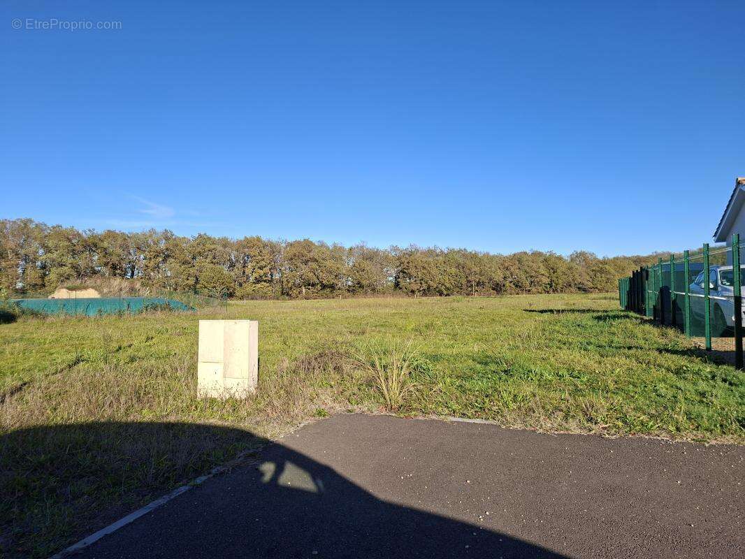 Terrain à CAZERES-SUR-L'ADOUR